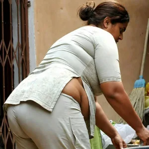 Curvy Indian aunty bending over outdoors showing her backside