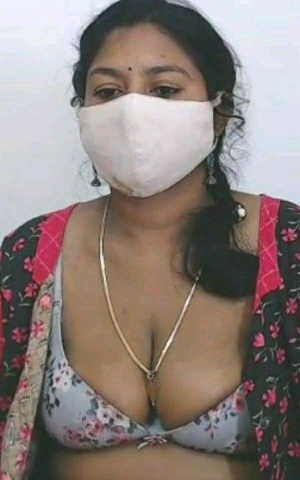 Bhabhi in floral blouse showing cleavage while wearing face mask