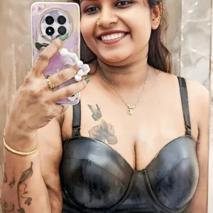 Desi Beauty Takes Mirrored Selfie