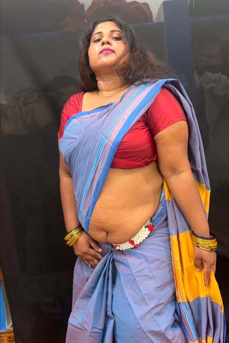Bold Indian aunty in saree showcasing her curvy body