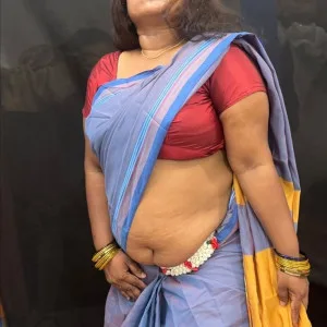 Bold Indian aunty in saree showcasing her curvy body