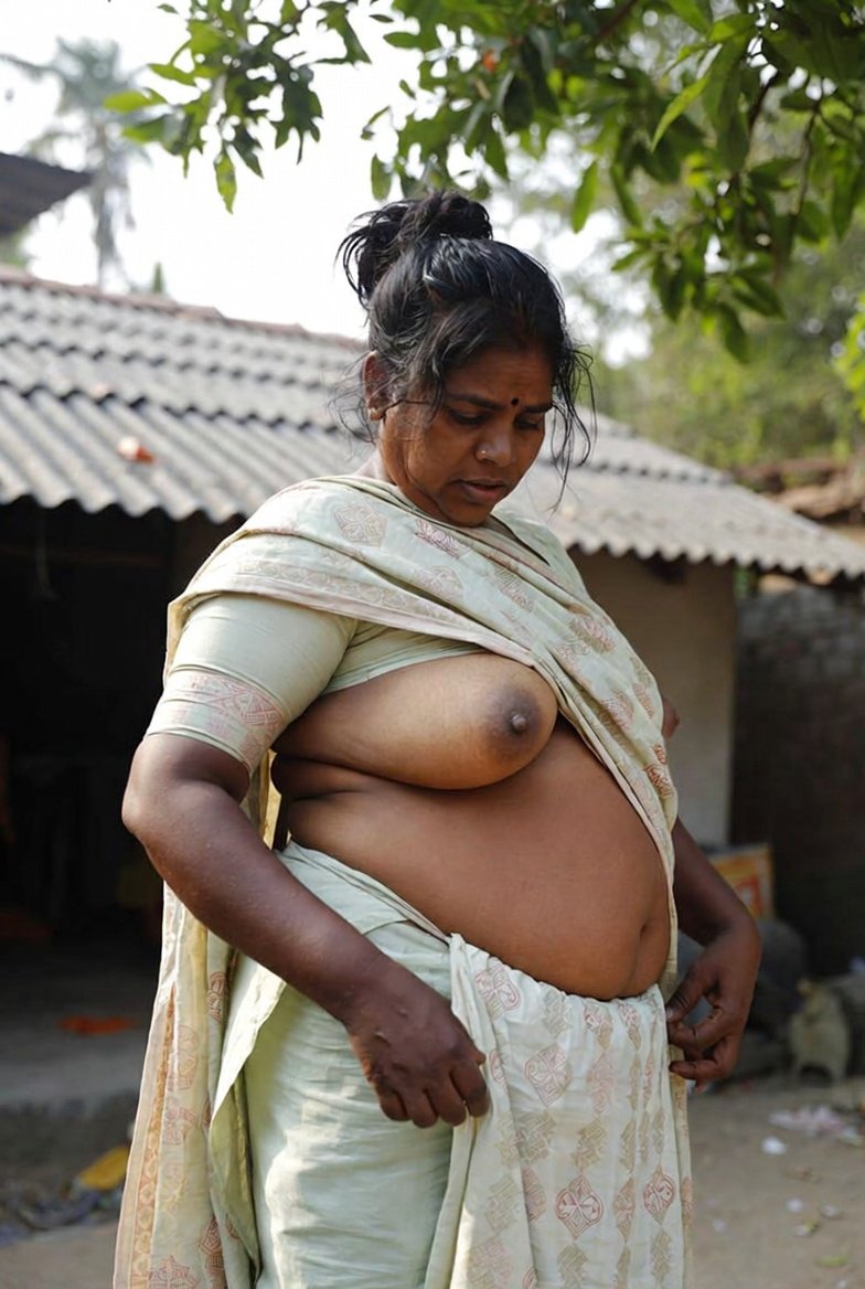 Curvy South Indian bhabhi revealing breasts under saree outdoors