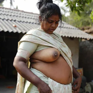 Curvy South Indian bhabhi revealing breasts under saree outdoors