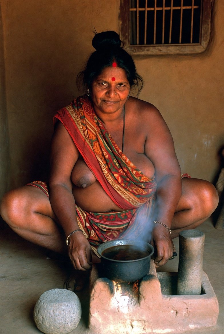 Curvy Indian bhabhi cooking while wearing a revealing saree