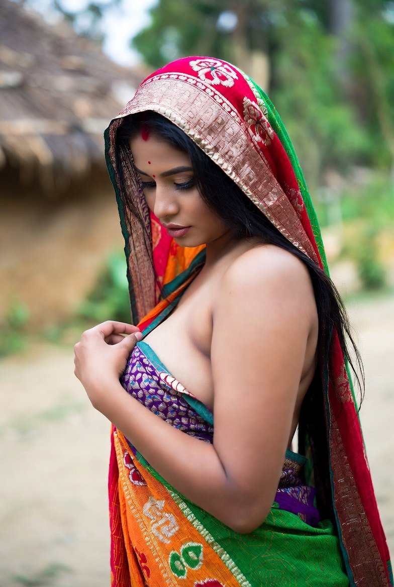 Seductive Indian aunty revealing cleavage in colorful saree outdoors