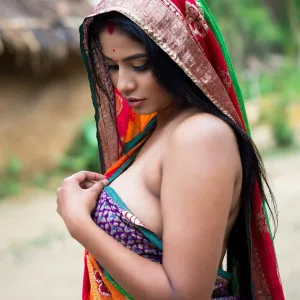 Sexy Desi Aunty Reveals Her Cleavage in Saree