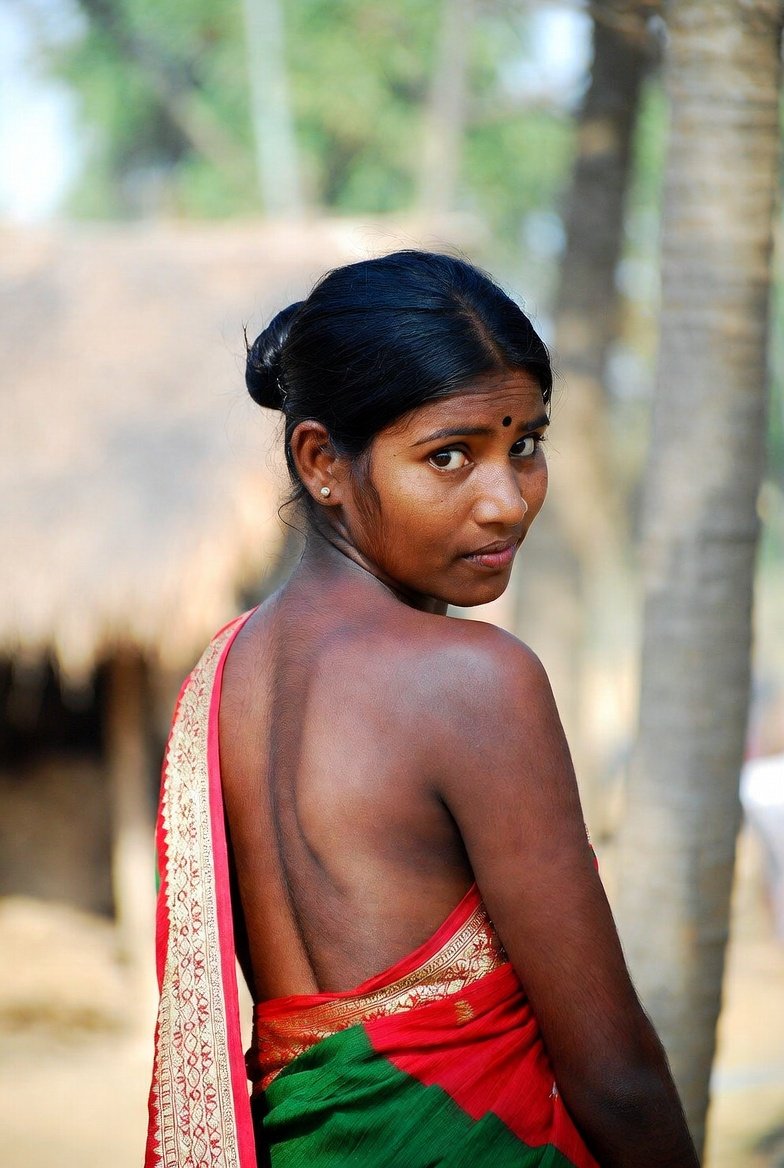 Desi Village Girl Topless Saree Back View – Bare Back & Shoulders Exposed