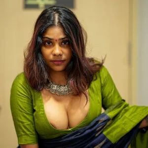 South Indian bhabhi in revealing sari sitting confidently